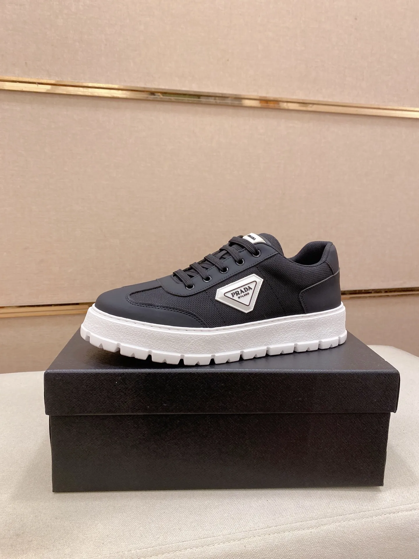 Men's men's shoes💰: 440💰[Prada～Prada] Trendy new styles are on the market. Same style as the official website. Counter quality. Original version. [Strong] [Strong] Imported selected first-layer cowhide. Comfortable and breathable sheepskin lining, fine workmanship, upper layer made of 100% pure cowhide, original last shape, comfortable on the feet, shoe sizes 38 to 44